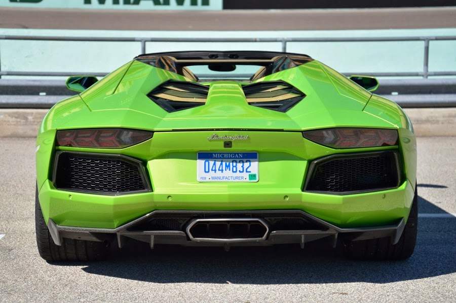 Pembahsan Mobil Lamborgini Aventador Seperti Mobil Balap