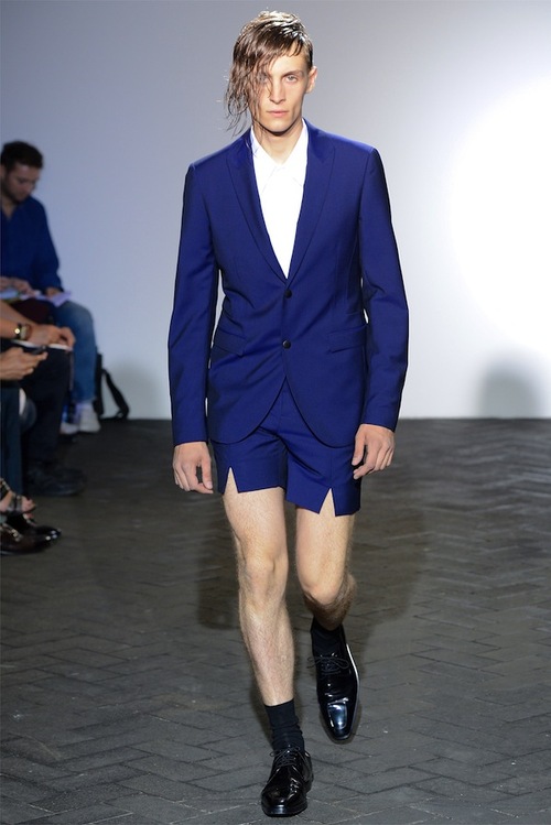 24 thoughts on “The Flawless Fit Series: What to Look for in Suits for Short Men” Clothes for Short Men Rule #2. Pinstripes are the best way to look taller in a suit. It is true, the vertical stripes in a pinstripe suit can visually elongate your frame but pinstripes are not the only good option.