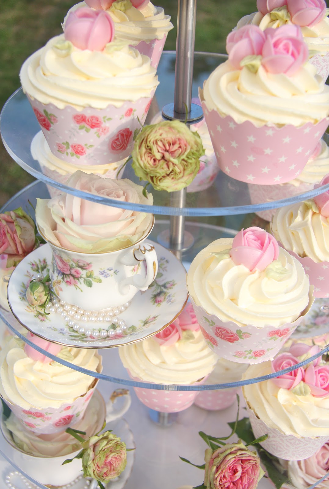 Life is What You Bake it! Vintage Cake, Cupcakes & Tea Cups