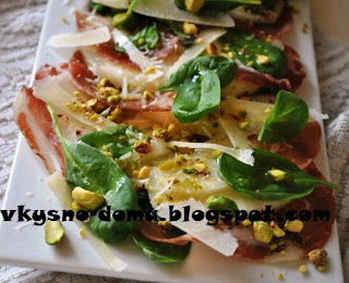 Салат из груши, пармской ветчины и шпината с фисташками