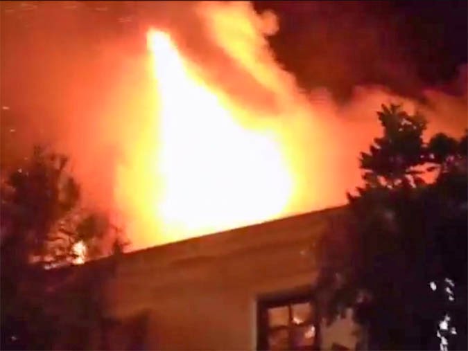 Δύο κτίρια κάηκαν στο κέντρο της Βέροιας (βίντεο)