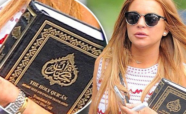 Lindsay Lohan Peluk Al-Qur'an