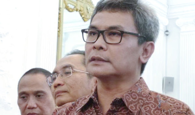 Wakil Ketua KPK sementara Johan Budi SP (kanan) 