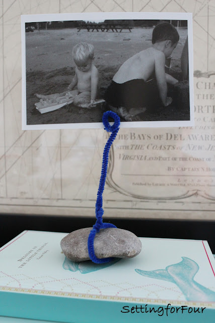Quick and Easy Kids Craft! DIY Pipe Cleaner and Rock photo holder. Use the kids rock collection to make a few of these. Great way to display kids art and paintings!