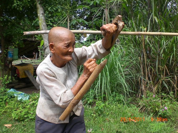 Can anyone please help me identify the type of bamboo weapon she is