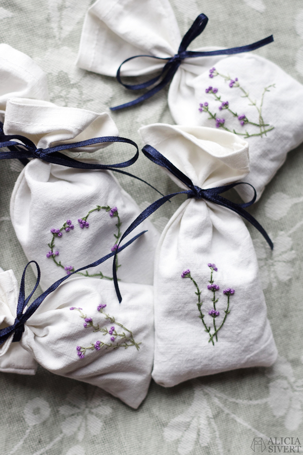 Hand embroidered lavender bags by Alicia Sivertsson, 2015. aliciasivert, alicia sivertsson, alicia sivert, diy, do it yourself, gör det själv, doftpåsar, doftpåse, doftkudde, doftkuddar, lavendelpåse, lavendelpåsar, lavendelkudde, lavendelkuddar, lavendel, doft, påse, påsar, kudde, kuddar, garderob, mal, malen, sy, sytt, kreativitet, skapande, skapa, kreera, broderi, embroidery, needlework, hoopart, hand embroidery, handbroderi, handbroderat, brodera, broderat, hand broderi, lavendelkvistar, lavendelkvist, lavender, rosett, rosetter, spånga konsthantverksdag, konsthantverksdagen