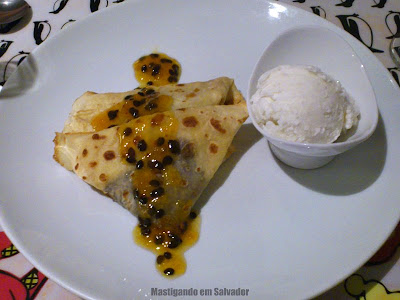Ciranda Café: Crepe de Chocolate com Calda de Maracujá e Sorvete de Tapioca Ciranda Café: Crepe de Chocolate com Calda de Maracujá e Sorvete de Tapioca