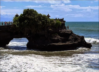 Pura Batu Bolong - 7 Tempat Wisata untuk Liburan di Lombok Pura Batu Bolong - 7 Tempat Wisata untuk Liburan di Lombok