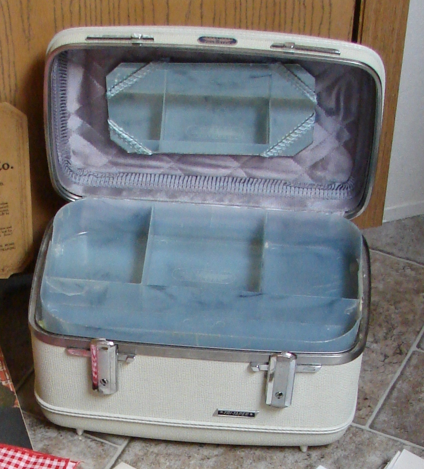 Color My World Vintage Train Case MakeOver