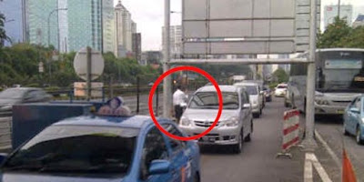 Foto Dahlan Iskan Ngamuk dan Atur Lalin di Pintu Tol Semanggi