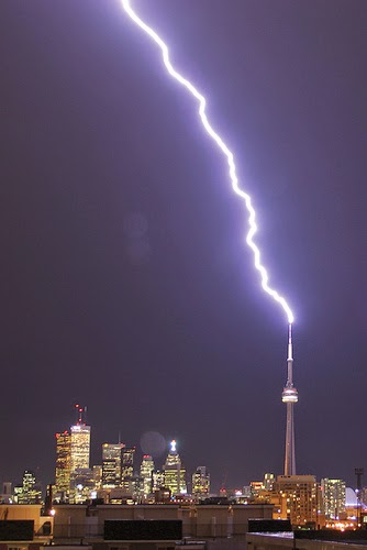 Rayo en la torre de Toronto imagen, rayos, pararrayos
