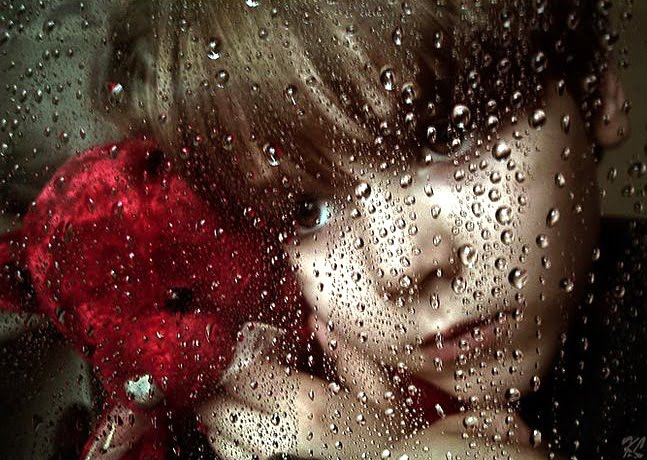 Resultado de imagem para menina boneca na vitrina