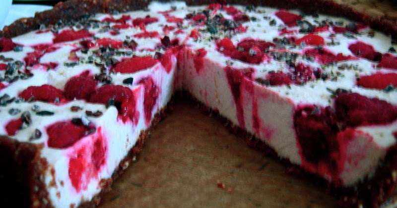 Come As You RAW: Himbeer-Käse-Geburtstagskuchen