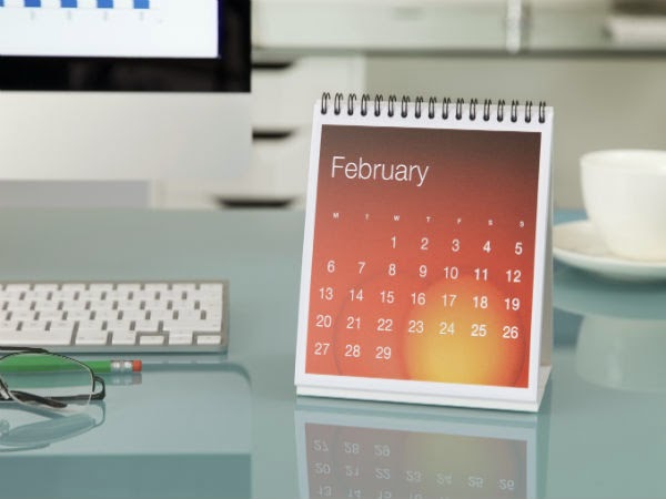 calendario-ordenador-mesa-febrero