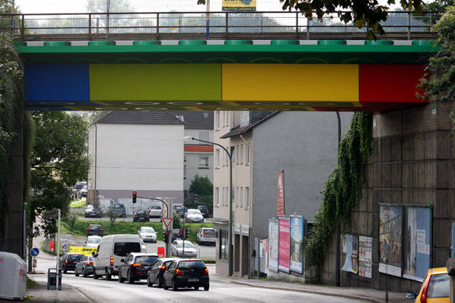 Ponte recebe decoração de peças de Lego