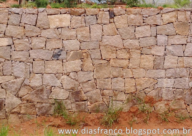 5.Muro de arrimo com pedra bruta para segurar o talude do terreno da  residência até a rua, sendo muro com certo…