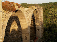 Arcades recuperades d'una antiga construcció annexa a la façana de migdia del mas de L'Espina Arcades recuperades d'una antiga construcció annexa a la façana de migdia del mas de L'Espina