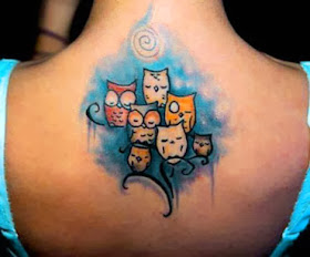 Tattoo de coruja pequena nas costas femininas
