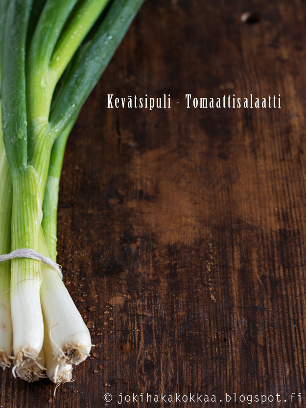 Rapea kevätsipuli-tomaattisalaatti