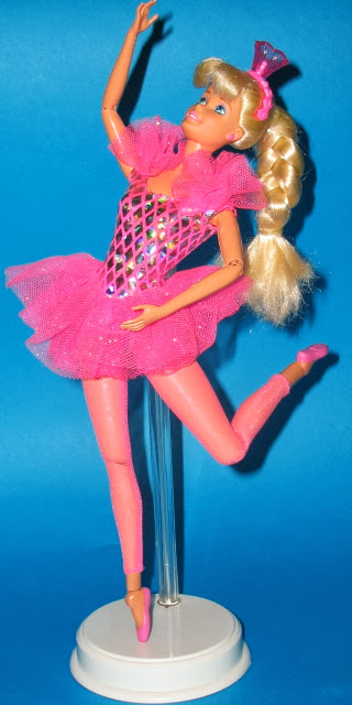 Фото Барби балерины в розовых пуантах и пачке