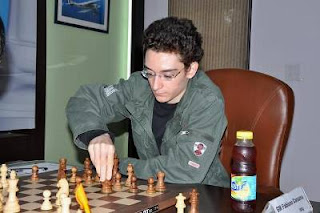 Echecs à New Delhi : Hou Yifan (2612) 0-1 Fabiano Caruana (2714) - ronde 3 © site officiel Echecs à New Delhi : Hou Yifan (2612) 0-1 Fabiano Caruana (2714) - ronde 3 © site officiel