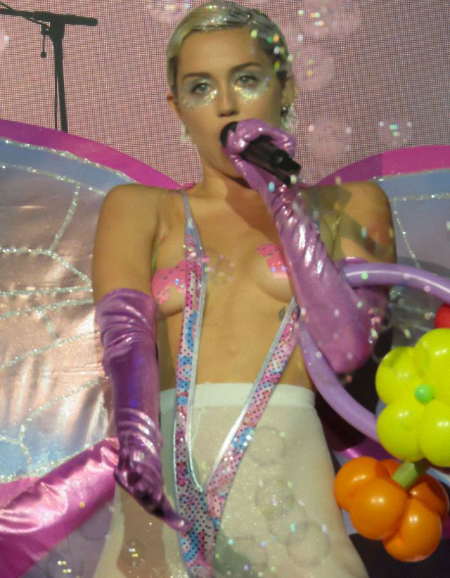 Miley Cyrus es una mariposa en topless Miley Cyrus es una mariposa en topless