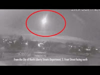 Meteorito grabado Meteorito en llamas