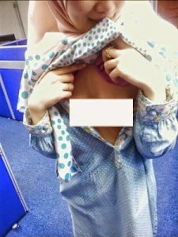 Awek Melayu Tunjuk Buah Dada Di Pejabat Waktu Pejabat Santai Malam