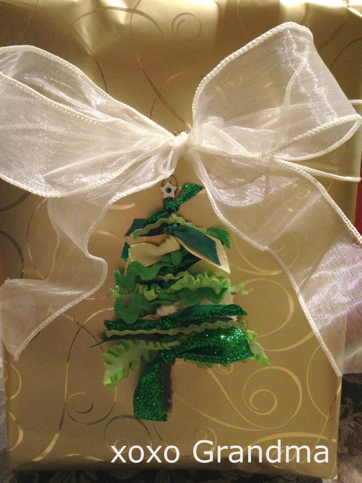 xoxo Grandma: Easy Ribbon &amp; Trim Tree Ornaments - a Tutorial
