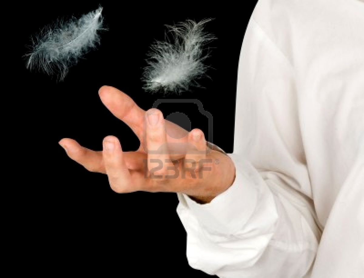 9539450-cerca-de-plumas-blancas-cayendo-a-mano.jpg