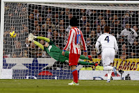 Cristiano Ronaldo fusila a Courtois en un gran lanzamiento de falta