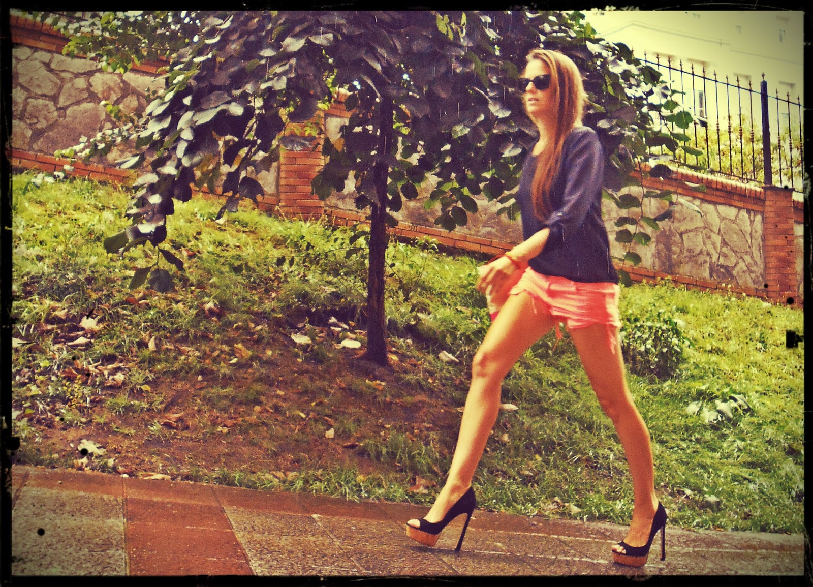 All Over Sequin Neón pink shorts