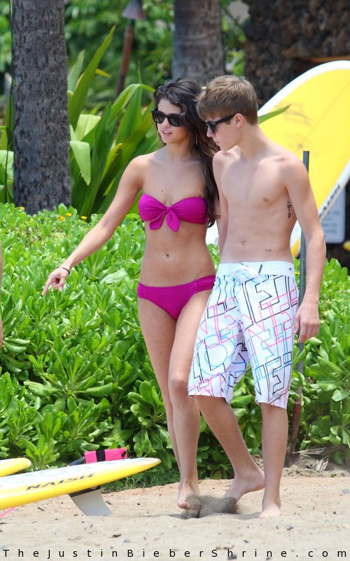 pictures of selena gomez and justin bieber kissing at the beach. Justin Bieber and Selena Gomez