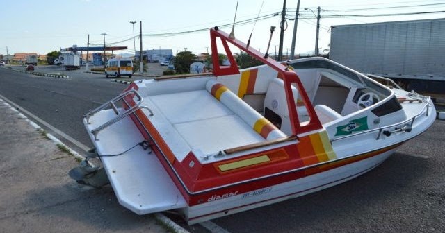 ocamacanzinhonoticias Lancha escapa de reboque e fica atravessada na