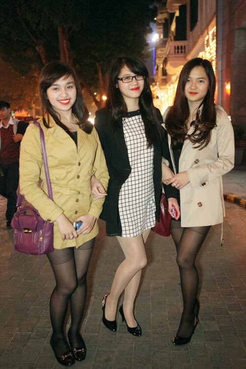 Những cô gái chân dài với váy ngắn ngập phố phường Hà Nội