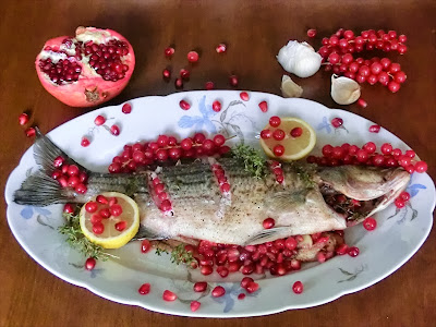 Pesce persico al forno con ribes e melagrano