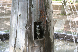 Miniatur in der Brunnenfigur am Waldplatz Miniatur in der Brunnenfigur am Waldplatz