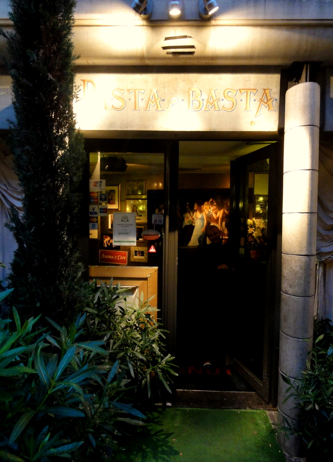 Opera Singing Waiters Restaurant in Amsterdam Pasta e Basta TRAVEL