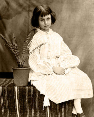 Alice por Carroll aos 7 anos SA