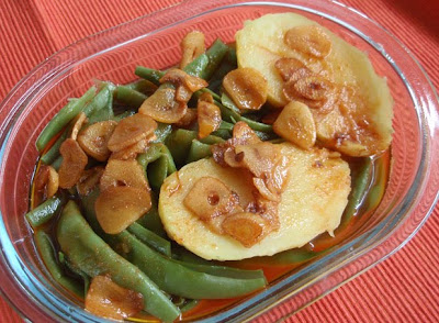 judías verdes con patata y refrito de ajo