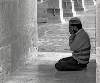 En Zengin Ve Gerçek Mü'min Kimdir Ebû Hüreyre (r.a.)’den rivâyete göre, Rasûlullah (s.a.v.) şöyle buyurdu: “Kim şu birkaç kelimeyi benden alarak onlarla amel eder? Veya onları amel ederek bir kimseye öğretir? Ebû Hüreyre diyor ki: “Ben Ey Allah’ın Rasûlü!” dedim. Bunun üzerine elimi tuttu ve beş konu sayarak şöyle buyurdu: