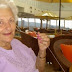Il demande à cette dame ce qu'elle fait seule en croisière, sa réponse le laisse sans mots...