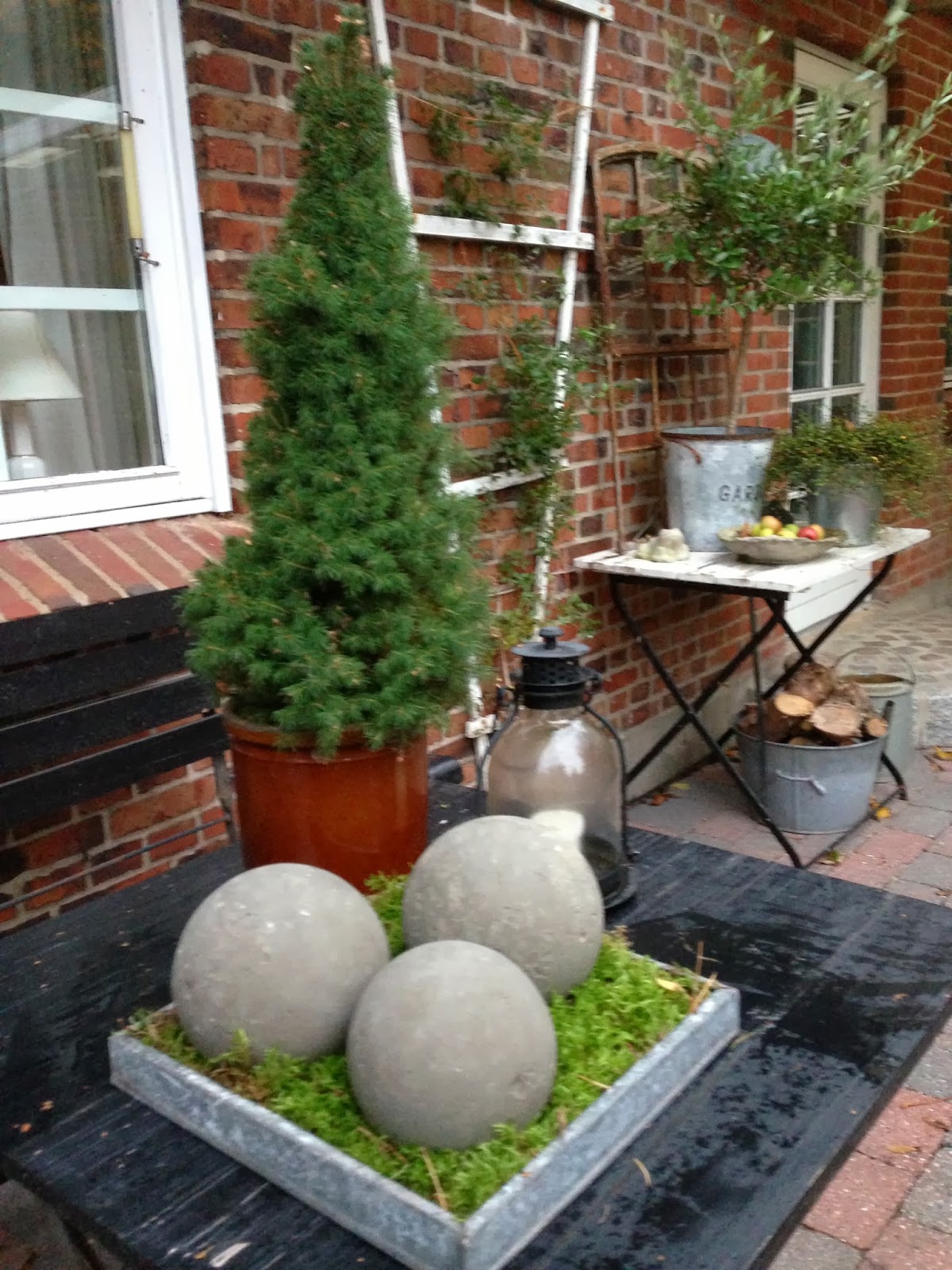 Fru pedersens have: beton tingene fra forleden. Beton ting til haven