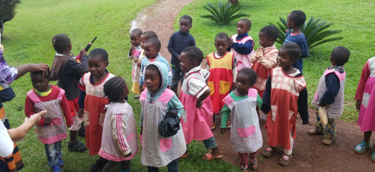 Παιδιά σε αγροτικό σχολείο του Καμερούν (2018 CC BY-SA 4.0 Luis Falcon)