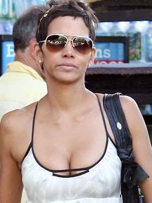 Halle Berry Big Boobs Cleavage Pokies in Los Angeles Halle Berry Big Boobs Cleavage Pokies in Los Angeles