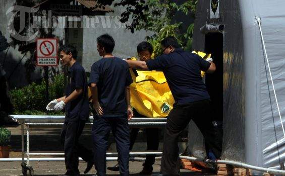 Mabes Polri membawa kantong jenazah korban kecelakaan pesawat sukhoi superjet 100 Mabes Polri membawa kantong jenazah korban kecelakaan pesawat sukhoi superjet 100