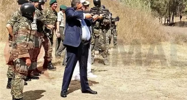 Ο Π.Καμμένος πήρε το... όπλο του - Ο ΥΕΘΑ έριξε με το P-90 στην Κύπρο Ο Π.Καμμένος πήρε το... όπλο του - Ο ΥΕΘΑ έριξε με το P-90 στην Κύπρο