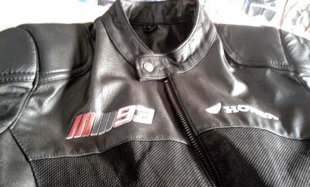 tampak depan jaket dengan logo MM93 (Marc Marquez) tampak depan jaket dengan logo MM93 (Marc Marquez)