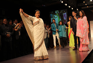 Priyanka, Kajol & Karishma's Sizzling walk on the ramp of Lakme Fashion Week 