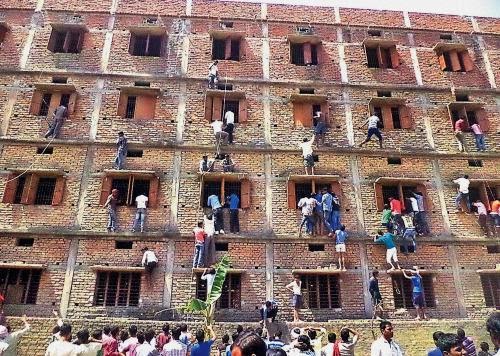 Indian Parents in Bihar climb wall to aid students in malpractice Indian Parents in Bihar climb wall to aid students in malpractice